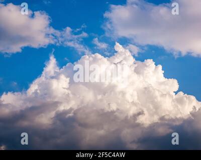 Nuvole massicce - Cumulus congestus o torreggiante cumulo - che si formano nel cielo blu. Foto Stock