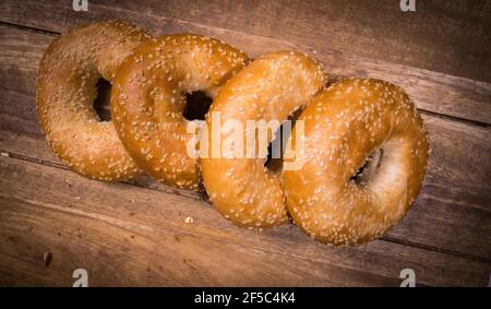 Bagel appena sfornati su un tavolo di legno Foto Stock