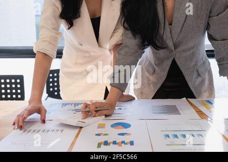 Gruppo di uomini d'affari e contabile controllo dei dati documento su tablet digitale per l'indagine sul conto di corruzione . Concetto di anticorruzione Foto Stock