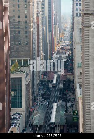 Il treno EL sopra Wabash Avenue a Chicago, Illinois Foto Stock