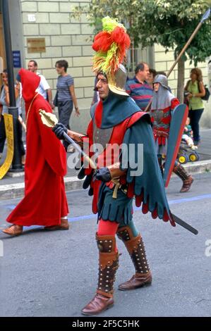 Uomo in costume d'epoca durante la festa medievale di Montevarchi Foto Stock
