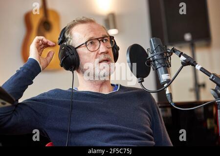 Amburgo, Germania. 23 marzo 2021. Peter Lohmeyer, attore, si unisce al 20° episodio della serie di podcast "Loud Against Nazis" agli Elevate Studios. Credit: Georg Wendt/dpa/Alamy Live News Foto Stock