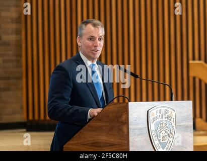 New York, Stati Uniti. 25 Marzo 2021. Briefing stampa della NYPD presso il One Police Plaza di New York il 25 marzo 2021 su una nuova iniziativa per combattere i crimini di odio anti-asiatici con l'aggiunta di ufficiali di abbigliamento in chiaro. Il commissario della polizia Dermot Shea insieme al capo dei detective Rodney Harrison fa questo annuncio. (Foto di Lev Radin/Sipa USA) Credit: Sipa USA/Alamy Live News Foto Stock