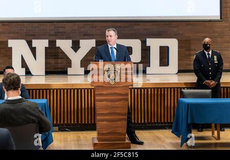 New York, Stati Uniti. 25 Marzo 2021. Briefing stampa della NYPD presso il One Police Plaza di New York il 25 marzo 2021 su una nuova iniziativa per combattere i crimini di odio anti-asiatici con l'aggiunta di ufficiali di abbigliamento in chiaro. Il commissario della polizia Dermot Shea insieme al capo dei detective Rodney Harrison fa questo annuncio. (Foto di Lev Radin/Sipa USA) Credit: Sipa USA/Alamy Live News Foto Stock