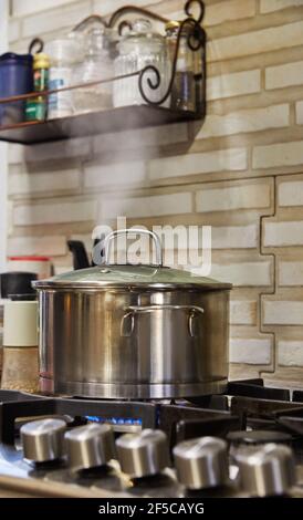 Pentola di zuppa di crema bollente sulla stufa a gas. Ricetta passo per passo. Foto Stock
