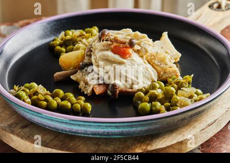 Stufato di pesce a base di funghi shiitake palamida e piselli verdi Foto Stock