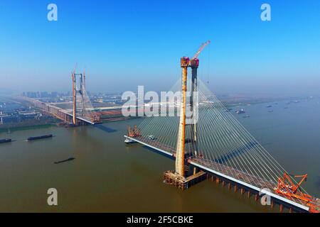 Jiujiang, Cina. 25 Marzo 2021. Il primo ponte sospeso via cavo della Cina che si è concluso con successo a Jiujiang, Jiangxi, Cina, il 25 marzo 2021.(Photo by TPG/cnsphotos) Credit: TopPhoto/Alamy Live News Foto Stock