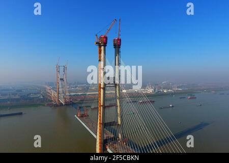 Jiujiang, Cina. 25 Marzo 2021. Il primo ponte sospeso via cavo della Cina che si è concluso con successo a Jiujiang, Jiangxi, Cina, il 25 marzo 2021.(Photo by TPG/cnsphotos) Credit: TopPhoto/Alamy Live News Foto Stock