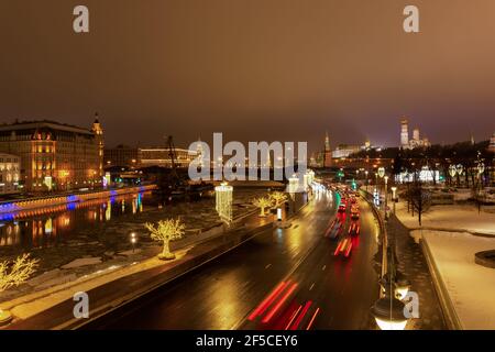Notte Mosca vista del Cremlino dal ponte sospeso galleggiante nel Parco Zaryadye il 03 febbraio 2019. Notte inverno città paesaggio, ligh colorato Foto Stock