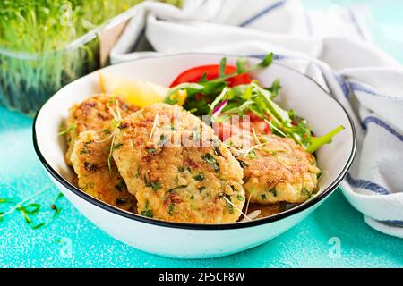 Crocchette di pesce fatte in casa con pesce bianco, bulgur, spinaci e pangrattato. Frittelle di merluzzo sminuzzato. Pranzo o cena deliziosi e nutrienti. Foto Stock