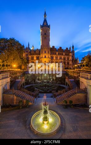 Geografia/viaggio, Germania, Meclemburgo-Pomerania occidentale, Schwerin, fontana e orangerie nel giardino del castello dal castello di Schwerin, proprietà liberata Foto Stock