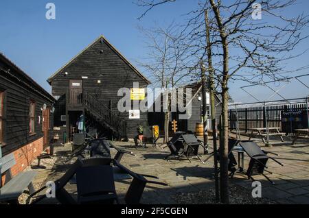 Wokingham, Regno Unito - 28 febbraio 2021: Tavoli e sedie al sole dell'Holme Grange Craft Village a Wokingham, Berkshire. L'ex buil fattoria Foto Stock