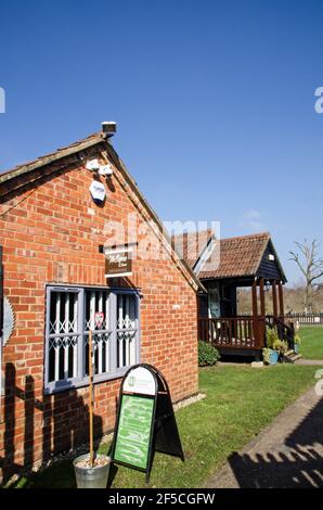 Wokingham, Regno Unito - 28 febbraio 2021: Negozi in ex edifici agricoli presso l'Holme Grange Craft Village a Wokingham, Berkshire. Foto Stock