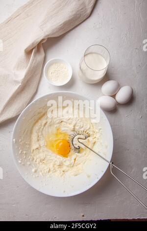 Ciotola con formaggio spalmabile e uova per impastare l'impasto. Ingredienti per cucinare basco spagnolo bruciato Saint Sebastian cheesecake. Crema di formaggio, zucchero, uova, Foto Stock