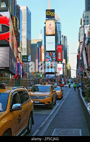 Geografia / viaggio, Stati Uniti, New York, New York City, Times Square, Yellow Cabs (Taxis), Midtown Manhattan, Additional-Rights-Clearance-Info-Not-Available Foto Stock