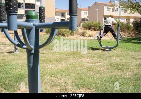 L'uomo anziano fa esercizi al Parco della palestra all'aperto. Concetto di invecchiamento attivo sano Foto Stock