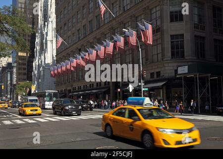 Geografia / viaggio, Stati Uniti, New York, New York City, Saks (Kaufhaus) e Cattedrale di St Patricks, 5th Avenu, Additional-Rights-Clearance-Info-Not-Available Foto Stock