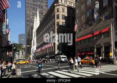 Geografia / viaggio, Stati Uniti, New York, New York City, Saks (Kaufhaus) e Cattedrale di St Patricks, 5th Avenu, Additional-Rights-Clearance-Info-Not-Available Foto Stock