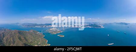 Panorama epico vista aerea del ponte Tsing ma, il famoso ponte sospeso span a Hong Kong, all'aperto, di giorno Foto Stock