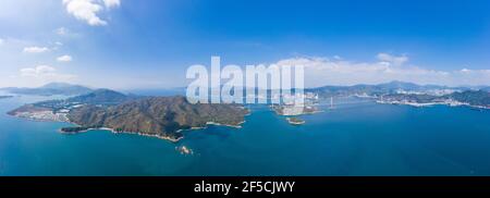 Panorama epico vista aerea del ponte Tsing ma, il famoso ponte sospeso span a Hong Kong, all'aperto, di giorno Foto Stock