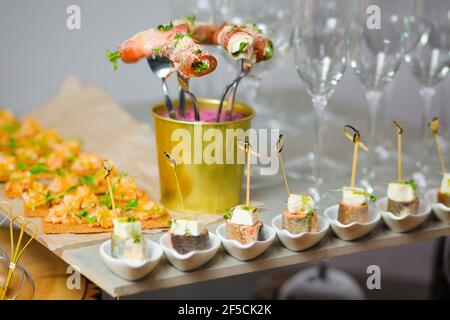 Servizio catering. Spuntini per gli ospiti sul tavolo. Foto Stock