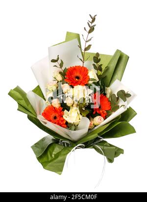 Festoso arrangiamento floreale di rose, gerbere ed eucalipto su sfondo bianco. Concetto di celebrazione. Foto Stock