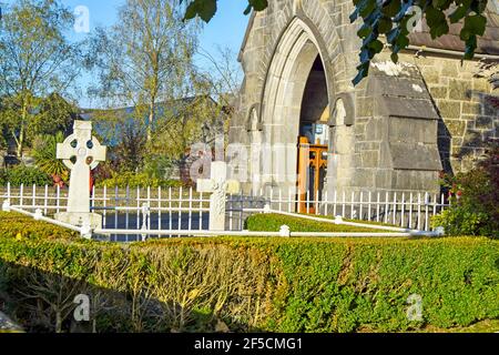 Santa Trinity Abbey chiesa con croci celtiche di fronte, Adare, County Limerick, Irlanda Foto Stock