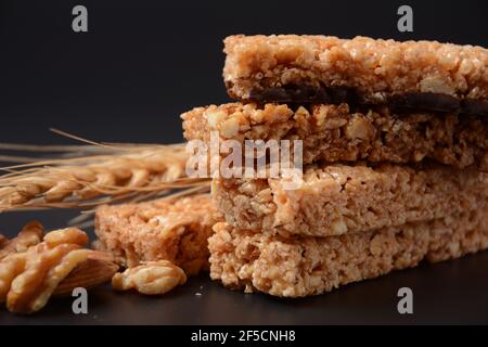 Varie barrette di granola sane (barrette di muesli o di cereali). Set di energia, sport, colazione e proteine bar. Riso soffiato, bacche, cioccolato, farinata d'avena, almo Foto Stock