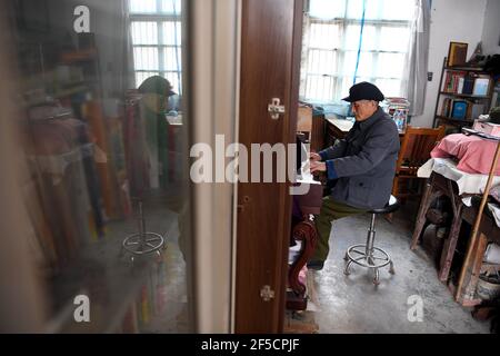 (210326) -- HEFEI, 26 marzo 2021 (Xinhua) -- Yan Mingyou suona il pianoforte presso il suo dormitorio a Zhuwan Township della contea di Dingyuan, Chuzhou City, nella provincia di Anhui, nella Cina orientale, 23 marzo 2021. Yan Mingyou, 92 anni, è ancora al posto dell'insegnamento della musica nelle scuole elementari rurali. Ritirandosi come insegnante rurale nel 1990, Yan si è offerto di insegnare musica agli studenti delle scuole rurali. Nel 1953, Yan lasciò l'esercito e tornò alla sua città natale, la Zhuwan Township, nella contea di Dingyuan. Ha rinunciato ad un lavoro migliore al governo locale e ha scelto di lavorare nelle scuole rurali, insegnando i vari soggetti come la politica Foto Stock