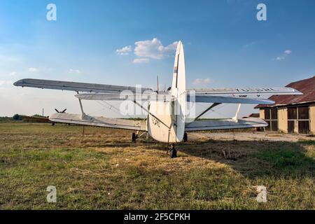 Zrenjanin, Ecka, Serbia, agosto 04,2015. Vecchio aeroporto e un vecchio aereo che occasionalmente vola per esigenze turistiche, scolastiche o agricole. Foto Stock