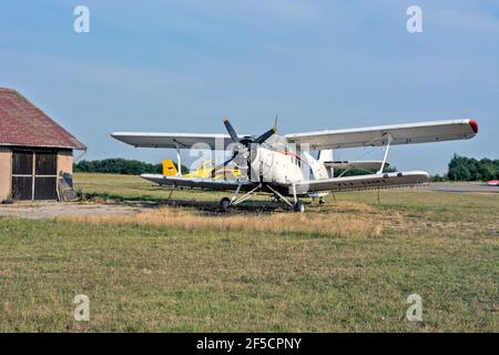 Zrenjanin, Ecka, Serbia, agosto 04,2015. Vecchio aeroporto e un vecchio aereo che occasionalmente vola per esigenze turistiche, scolastiche o agricole. Foto Stock