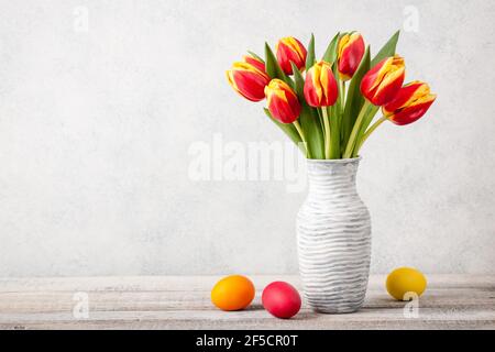 Sfondo pasquale con tulipani freschi e uova dipinte Foto Stock