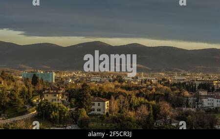 Fotografia classica di Sempeter Panorama. La città è conosciuta come Centro ospedaliero della Regione Nord Primorska in Slovenia. Foto Stock