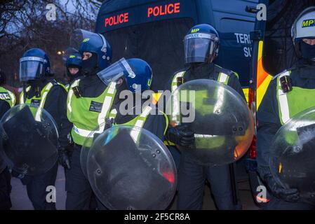 Londra, 20 marzo 2021. Polizia a Hyde Park durante le proteste anti-blocco a Londra, Regno Unito. Foto Stock