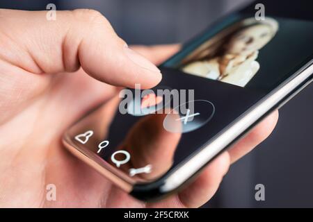 Applicazione di incontri e sito online nel telefono cellulare. Scorrere verso destra o verso sinistra. Bella donna singola. Uomo alla ricerca di amore, romanticismo e relazione su internet. Foto Stock