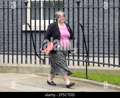 Thérèse Coffey MP - Segretario di Stato per il lavoro e le pensioni - lasciando una riunione del gabinetto a Downing Street, febbraio 2020. Foto Stock