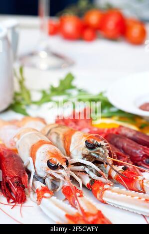 Scampi crudi e gamberi mescolano Foto Stock