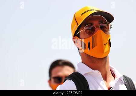 Sakhir, Bahrein. 26 Marzo 2021. Daniel Ricciardo (AUS) McLaren. 26.03.2021. Campionato del mondo Formula 1, Rd 1, Gran Premio del Bahrain, Sakhir, Bahrain, Giorno di pratica il credito fotografico dovrebbe essere: XPB/immagini di associazione di stampa. Credit: XPB Images Ltd/Alamy Live News Foto Stock