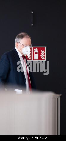 Hannover, Germania. 26 Marzo 2021. Stephan Weil (SPD), Ministro Presidente della bassa Sassonia, arriva al parlamento di Stato della bassa Sassonia. Credit: Julian Stratenschulte/dpa/Alamy Live News Foto Stock