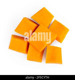 Fetta cubica di zucca vegetale isolata su sfondo bianco. Vista dall'alto. Autunno Pumpkin Thanksgiving cibo Foto Stock