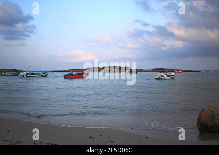 La spiaggia e il piccolo porto di pesca naturale a Jisr az-Zarqa, una città araba israeliana sulla pianura costiera mediterranea settentrionale di Israele. Situato a solo nort Foto Stock