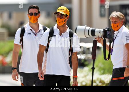 Sakhir, Bahrein. 26 Marzo 2021. Daniel Ricciardo (AUS) McLaren. Gran Premio del Bahrain, venerdì 26 marzo 2021. Sakhir, Bahrein. Credit: James Moy/Alamy Live News Foto Stock