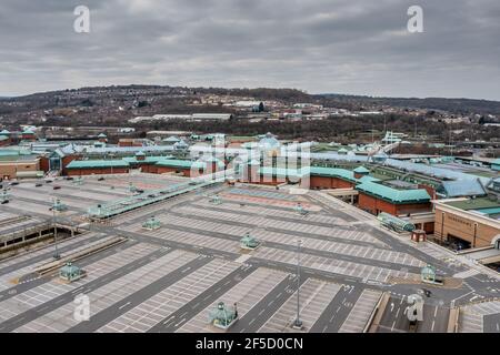 Vista aerea del centro commerciale Meadowhall a Sheffield, South Yorkshire, Inghilterra, che mostra il grande complesso di vendita al dettaglio e l'area urbana circostante. Foto Stock