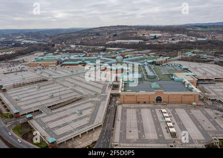 Vista aerea del centro commerciale Meadowhall a Sheffield, South Yorkshire, Inghilterra, che mostra il grande complesso di vendita al dettaglio e l'area urbana circostante. Foto Stock