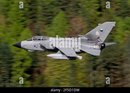 RAF Royal Air Force Panavia Tornado combattente bombardiere con ali spazzato indietro volare basso livello verso la telecamera in Scozia, Cumbria Foto Stock