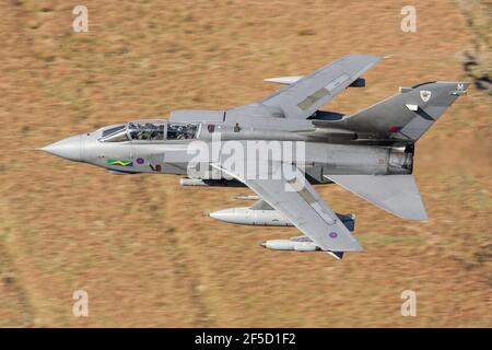 RAF Royal Air Force Panavia Tornado combattente bombardiere con ali spazzato indietro volare basso livello verso la telecamera in Scozia, Cumbria Foto Stock