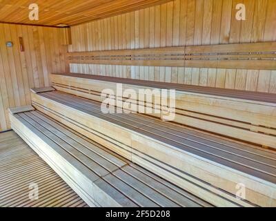 Interno della nuova sauna in legno vuota Foto Stock