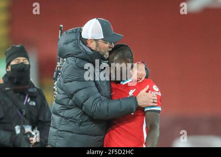 Jürgen Klopp manager di Liverpool e Sadio Mane n. 10 di Liverpool Felebrate Liverpools 2-1 vincere Foto Stock