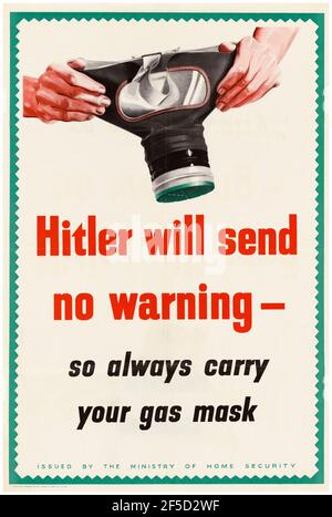 Inglese, WW2 Public Information poster, Hitler non invierà alcun avviso - sempre portare la tua maschera a gas, 1942-1945 Foto Stock