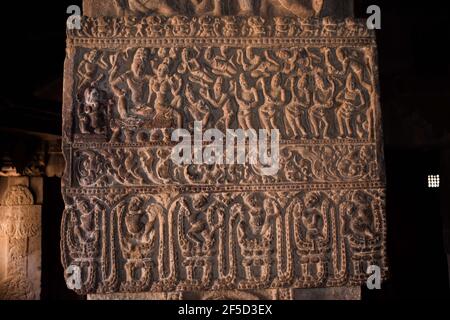 pattadakal tempio architettura pilastro con sculture, un sito archeologico a Hampi, Karnataka, India Foto Stock